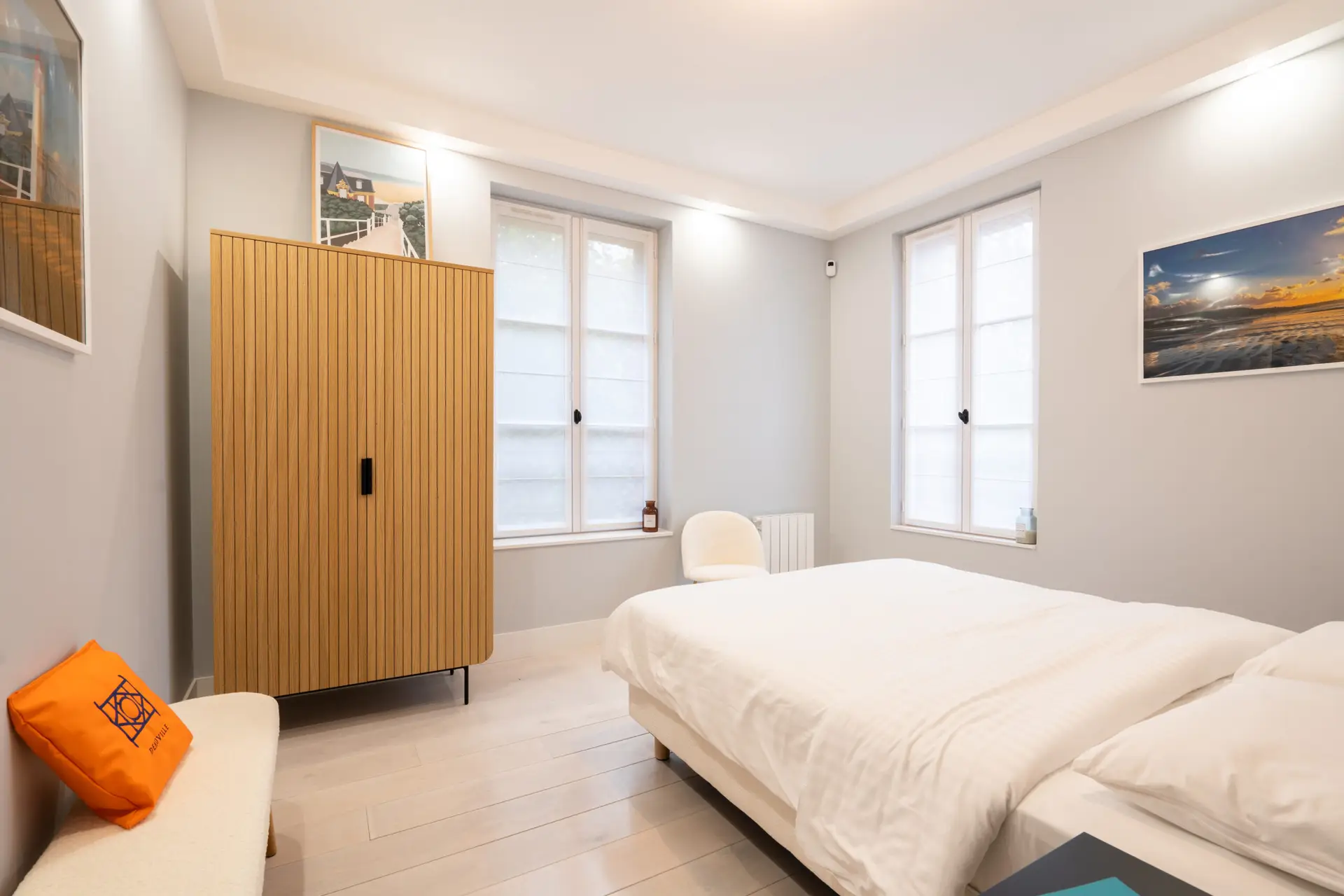 Chambre lumineuse avec lit double et armoire en bois à Caen, Normandie
