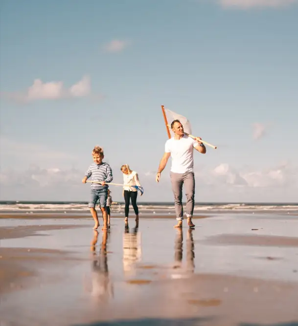 Famille se promenant sur la plage en Normandie — photographe tourisme famille