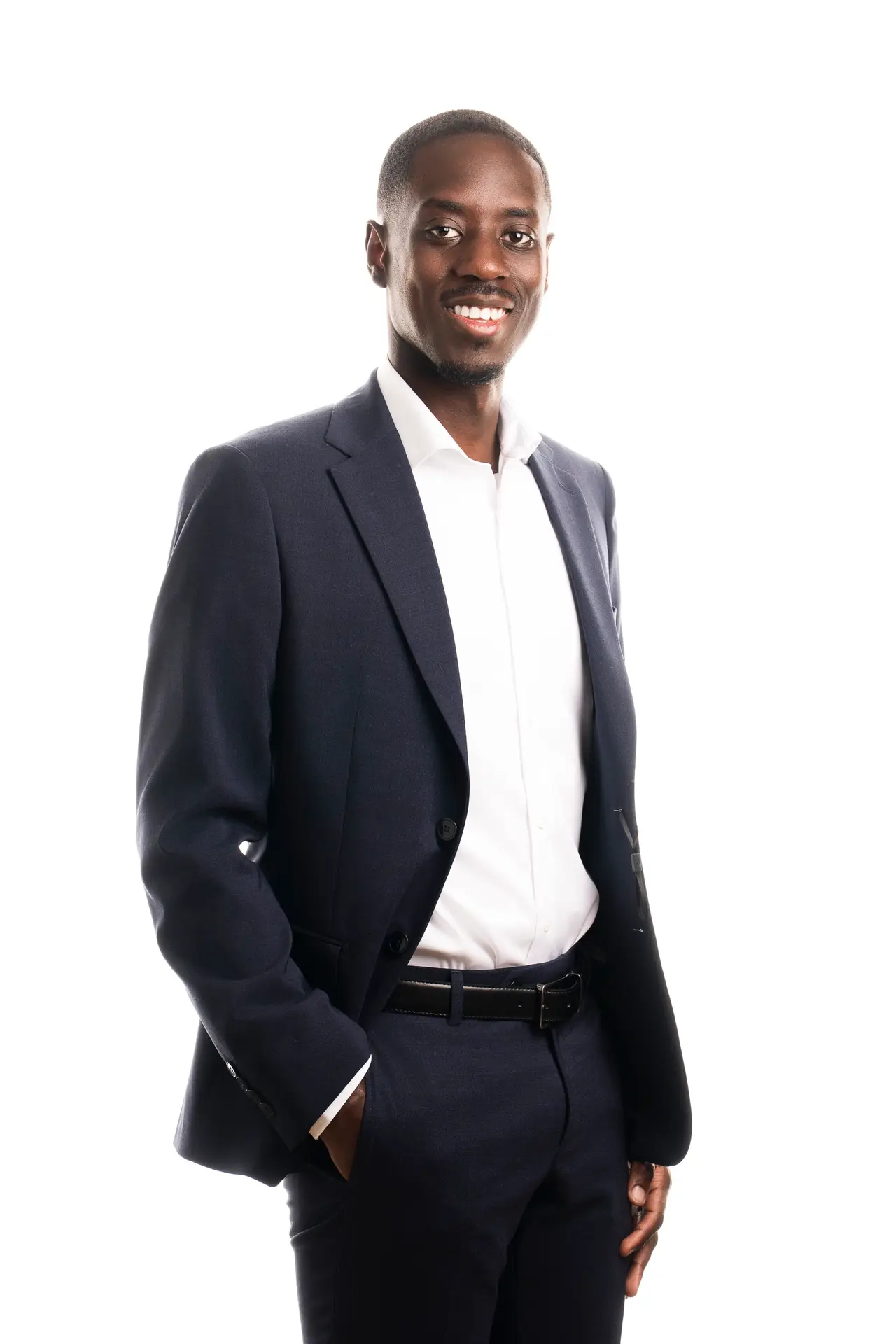 Portrait corporate réalisé en studio sur fond clair, homme en costume bleu et chemise blanche, photographie professionnelle pour LinkedIn et communication d’entreprise.