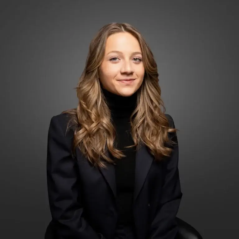 Portrait professionnel femme studio — photographe corporate Normandie