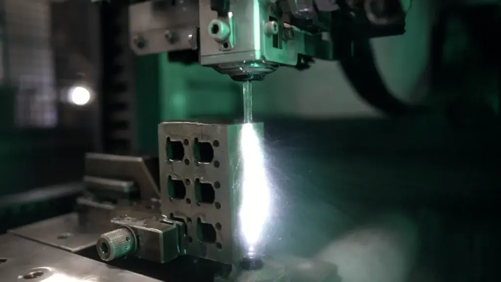 Étincelle d'électroérosion dans l'atelier EFP — vidéo d'entreprise industrielle réalisée par Photo 911