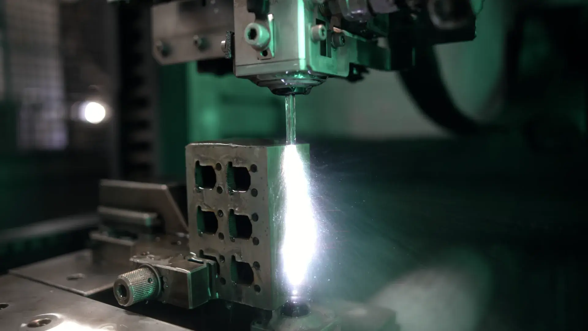 Étincelle d'électroérosion dans l'atelier EFP — vidéo d'entreprise industrielle réalisée par Photo 911